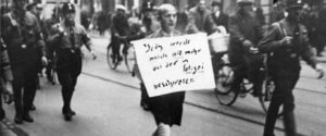 ADN-ZB/Archiv Deutschland unter dem faschistischen Terrorregime 1933-1945 Weltweit als Dokument der Schande für die Nazi-Schergen wurde dieses Foto vom März 1933. ein jüdischer Anwalt, der noch auf die Polizei als Hüterin von Recht und Ordnung vertraut hatte, wird von SA-Rowdys, die als Hilfspolizisten fungierten, über den Stachus in München getrieben. Der Mann, den das Bild zeigt, der Münchner Rechtsanwalt Dr. Michael Siegel, einer der ersten Opfer des braunen Terror-Regimes, war einer der wenigen, der es überlebte, obwohl er bis in die Kriegszeit hinein in Deutschland ausharrte. Er ist am 15. März 1983 im 97. Lebensjahr in Lima (Peru) gestorben. Foto: Heinrich Sanden